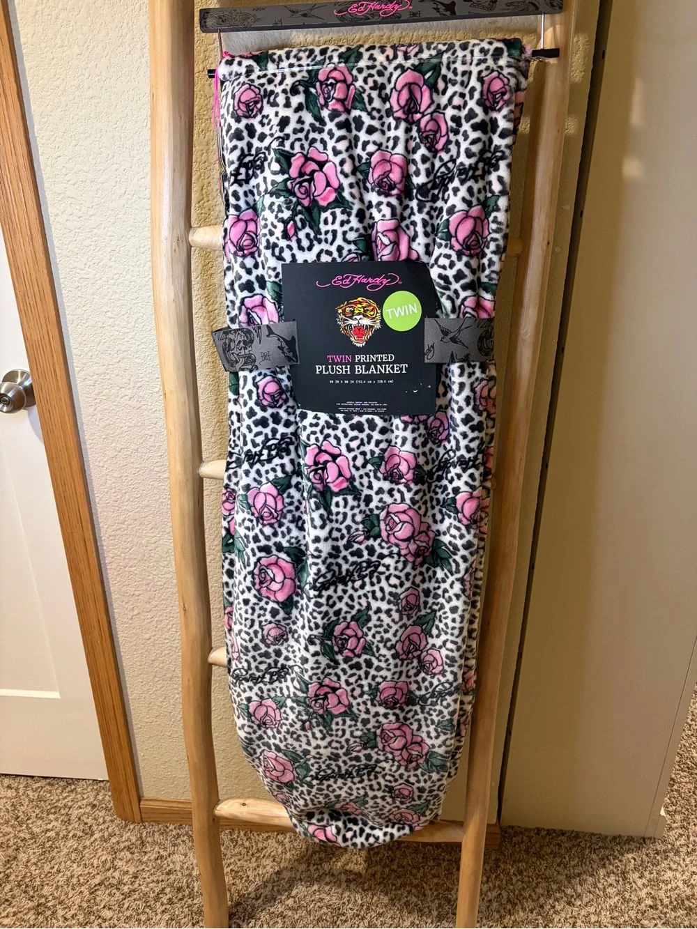 Ed Hardy Twin Plush Blanket Leopard Roses Pink Floral 60x90 NWT
